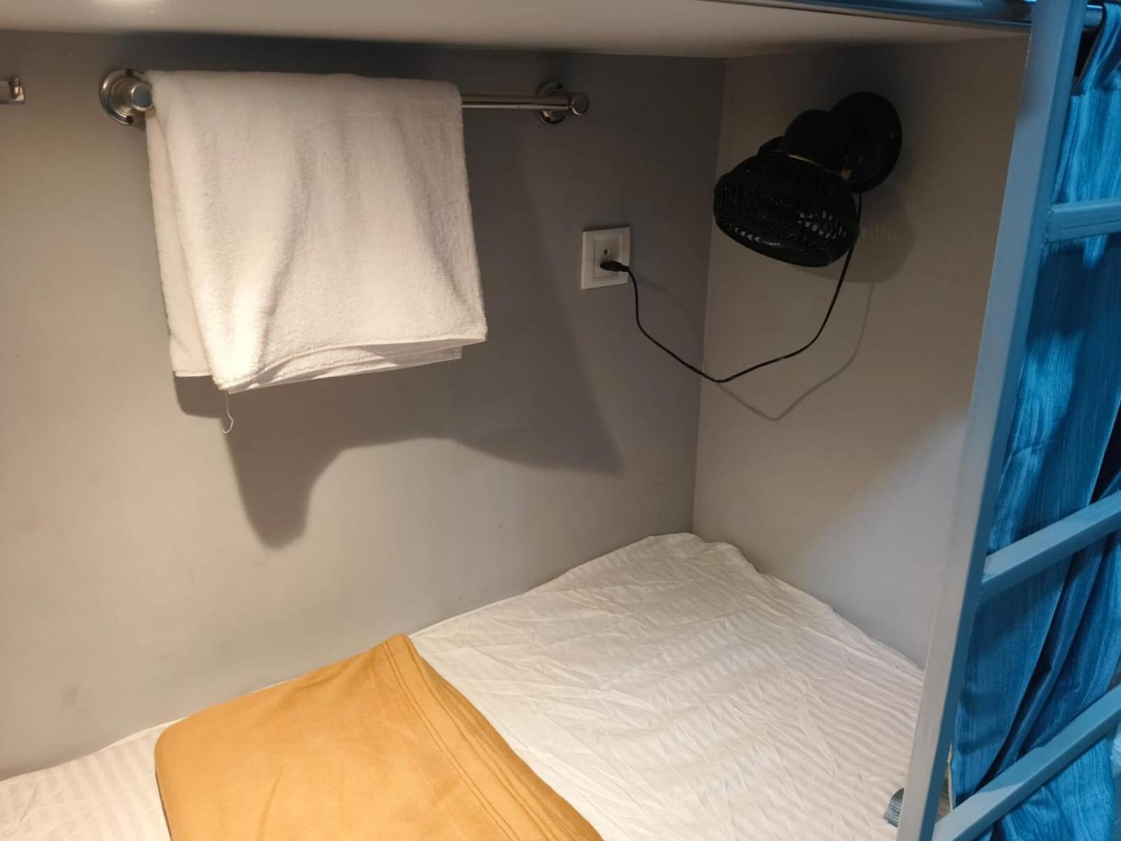 Rest Inn Hostel Dormitory Mumbai  Buitenkant foto