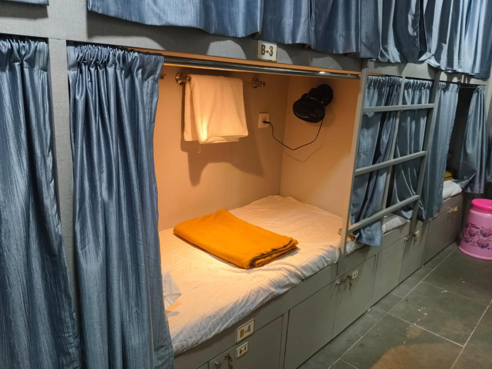 Rest Inn Hostel Dormitory Mumbai  Buitenkant foto