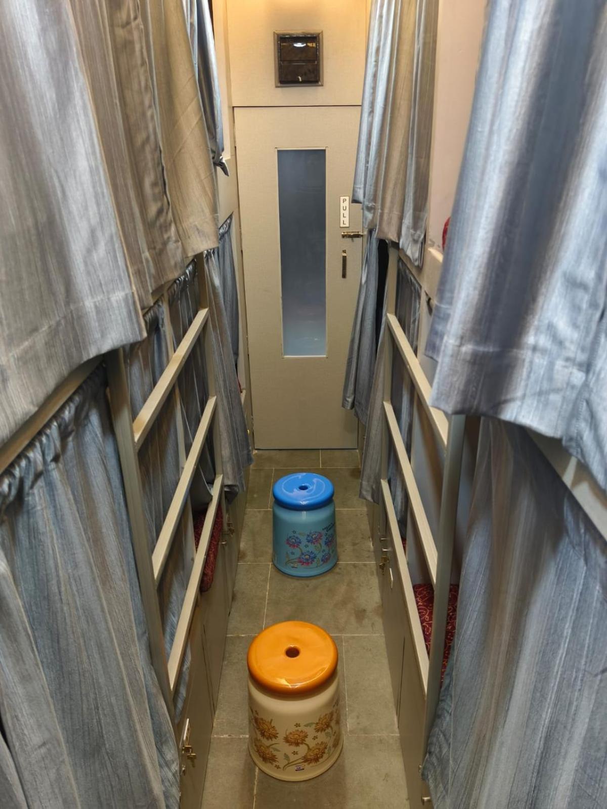 Rest Inn Hostel Dormitory Mumbai  Buitenkant foto
