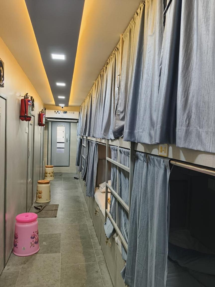 Rest Inn Hostel Dormitory Mumbai  Buitenkant foto