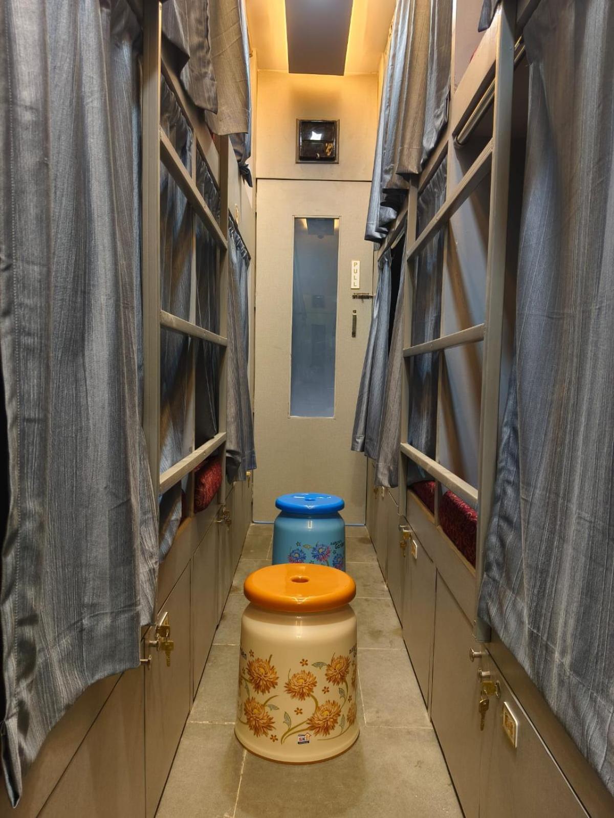 Rest Inn Hostel Dormitory Mumbai  Buitenkant foto